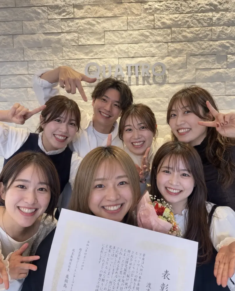 笑顔で集まるY’s hairのスタッフ