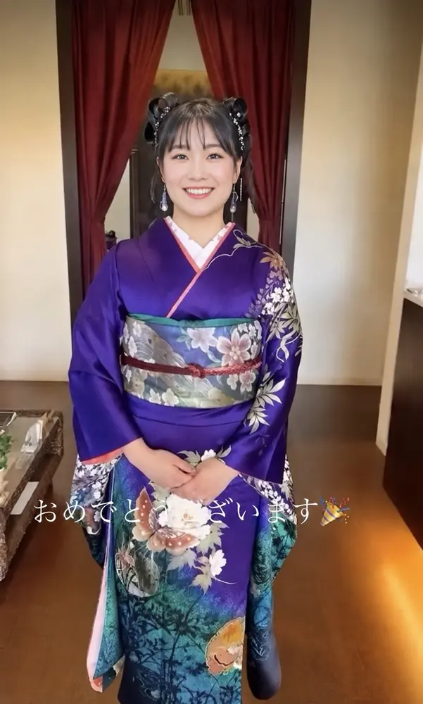 仲間と成果を喜ぶスタッフ